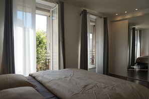 1 dormitorio, tabla de planchar con plancha, ropa de cama