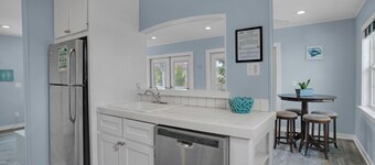 Pet Friendly Elevated Cottage-1 Block 2 Beach-Pool