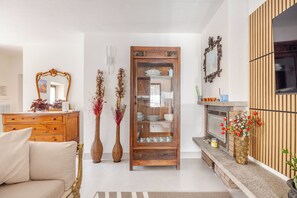 Smart TV, fireplace