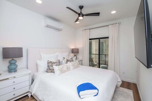 3 bedrooms, desk, iron/ironing board, WiFi - Ocean View Roof Deck - Walk to the Beach & Pier! (Oceanside)