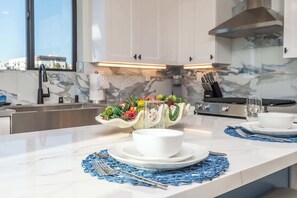 Kjøleskap, mikrobølgeovn, ovn og kokeplater