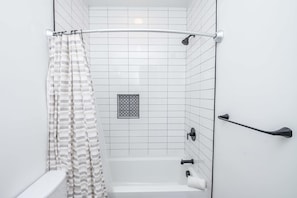 Douche, sèche-cheveux, serviettes fournies, shampoing