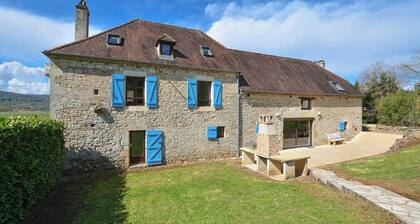 Gîte for 21 people, 9 bedrooms and swimming pool in the Lotoise countryside