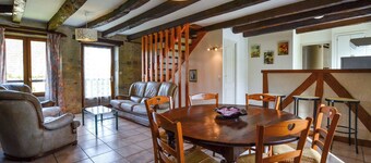 Gîte for 21 people, 9 bedrooms and swimming pool in the Lotoise countryside