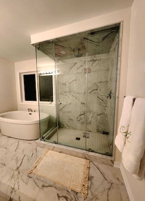 Secadora de cabello, bidet, toallas, jabón