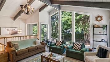 Smart-TV, Kamin, Bücher