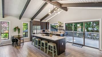 Kühlschrank, Mikrowelle, Ofen, Geschirrspüler