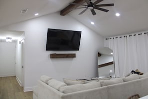TV - Cozy Home in Baton Rouge (Baton Rouge)