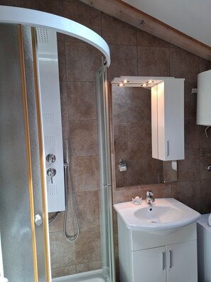Douche, sèche-cheveux, serviettes fournies, savon