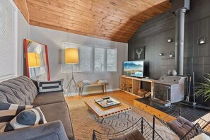 Televisión, chimenea, oficina