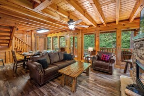 Fernseher, Kamin, Videospiele, Bücher