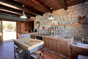 Refrigerador, horno, parrilla de estufa y utensilios de cocina 