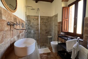 Douche, sèche-cheveux, bidet