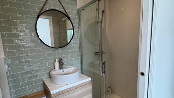 Een douche, een haardroger, handdoeken, zeep