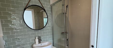 Douche, séchoir à cheveux, serviettes fournies, savon