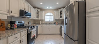 Goldfinch Guesthouse: Charming Family Home Near Lake & Downtown Claremore