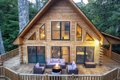 New Build! Log Cabin with Hot Tub in Wintergreen
