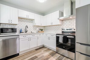 Refrigerador, microondas, horno, placa de cocina