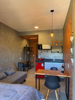 Apartment | Private kitchen | Mini-fridge, microwave, stovetop, coffee/tea maker - Villa da Serra Suites (Lima Duarte)