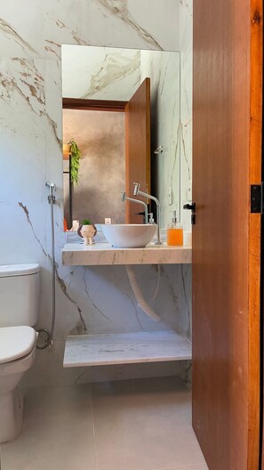 Apartamento | Baño | Ducha, secador de pelo, toallas y papel higiénico