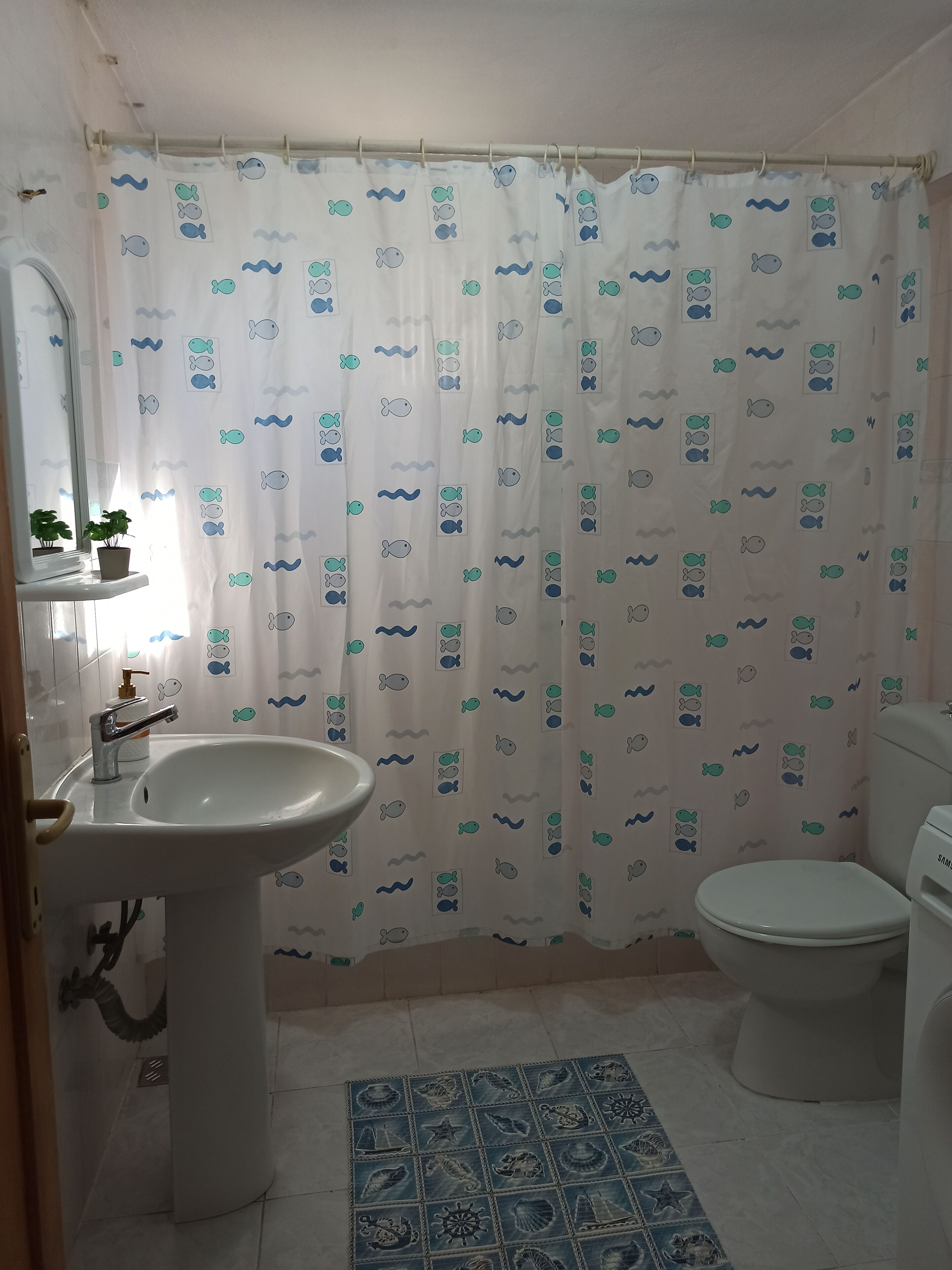 Haartrockner, Handtücher, Seife, Toilettenpapier