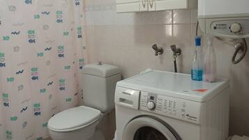 Haartrockner, Handtücher, Seife, Toilettenpapier