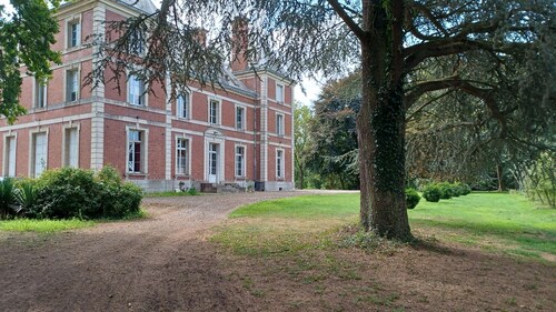 2-bedroom gite for 4 people in a castle with park, pond, orchard, etc.