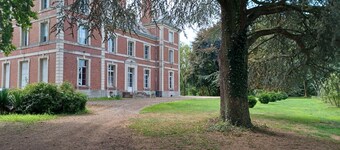 2-bedroom gite for 4 people in a castle with park, pond, orchard, etc.