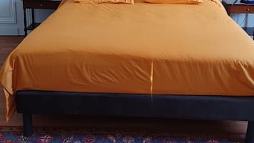 2 slaapkamers, een strijkplank/strijkijzer, internet, beddengoed