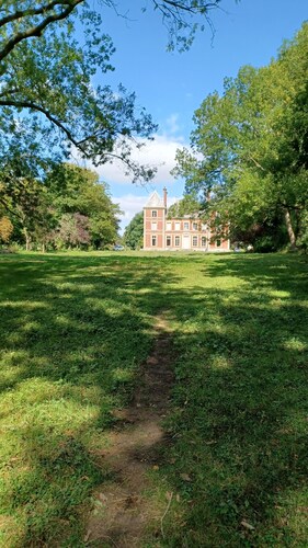 2-bedroom gite for 4 people in a castle with park, pond, orchard, etc.