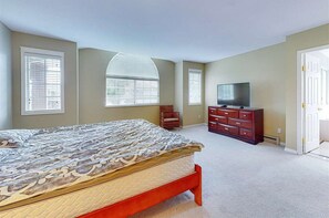 6 bedrooms, iron/ironing board, WiFi, bed sheets
