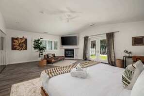 5 bedrooms, iron/ironing board, WiFi, bed sheets