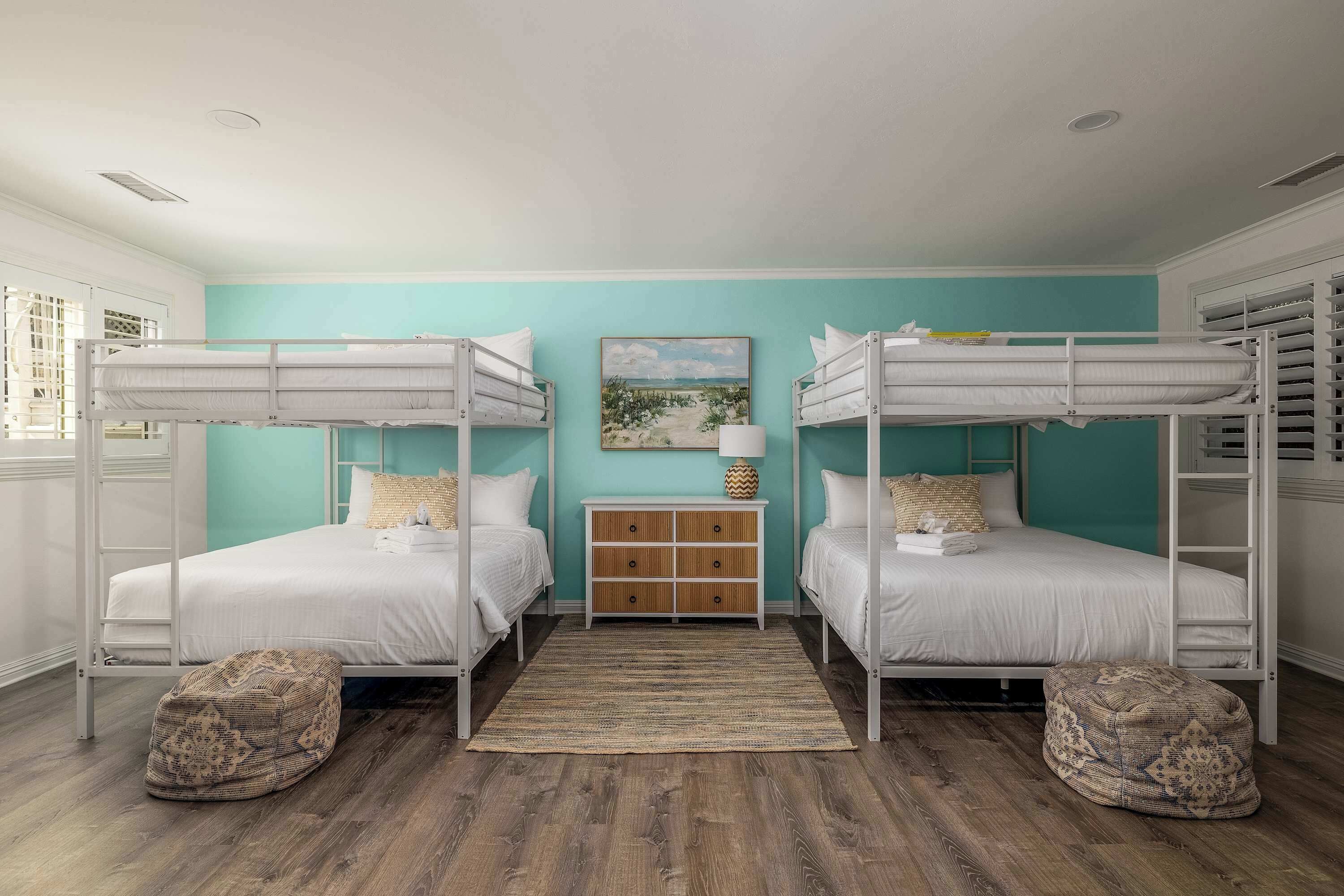 5 bedrooms, iron/ironing board, WiFi, bed sheets