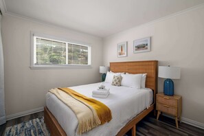 5 bedrooms, iron/ironing board, WiFi, bed sheets