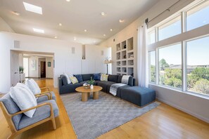 TV connectée, cheminée, livres, espaces bureaux