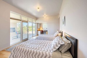 4 bedrooms, desk, iron/ironing board, WiFi