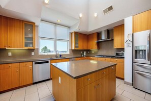 Réfrigérateur, four à micro-ondes, un four, surface de cuisson