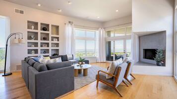 Älytelevisio, takka, kirjoja, työhuone