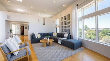 Smart-TV, Kamin, Arbeitsbereiche