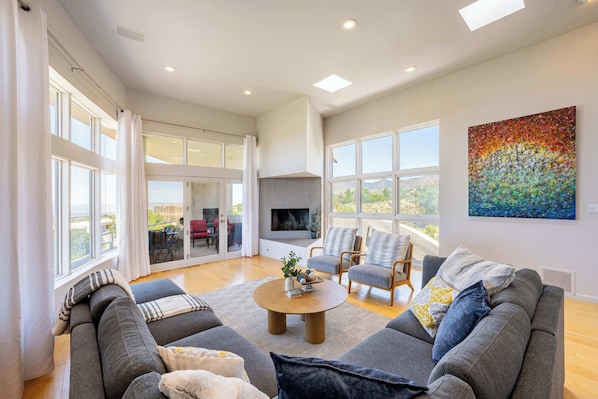 Smart TV, fireplace, books, offices