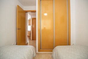 2 quartos, ferros/tábuas de passar roupa, Wi-Fi, roupa de cama