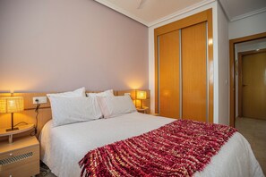 2 عدّة غرف نوم ومكواة/لوح كي وواي فاي وملاءات أسرّة