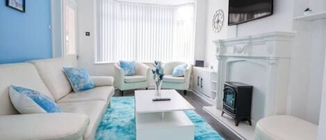 تلفزيون، مدفأة، مكتب