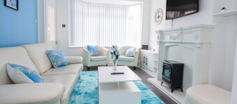 2 bedroom house with garden & free parking, on a quiet side street, close to Anfield & Hill Dickinson Stadium