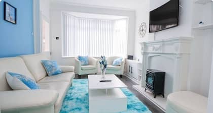 2 bedroom house with garden & free parking, on a quiet side street, close to Anfield & Hill Dickinson Stadium