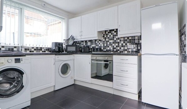 Fridge, microwave, oven, stovetop