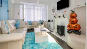 Televisio, takka, työhuone