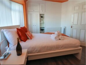 2 bedrooms, iron/ironing board, free WiFi, bed sheets