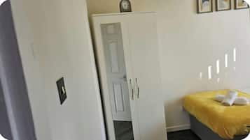 2 slaapkamers, een strijkplank/strijkijzer, gratis wifi, beddengoed