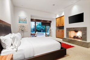 4 chambres, bureau, fer et planche à repasser, lit de bébé portatif